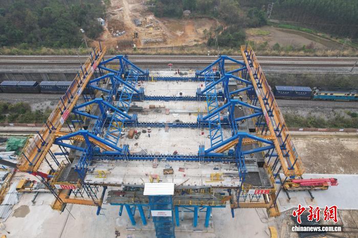 元旦假期不打烊 桂林超宽转体桥攻坚