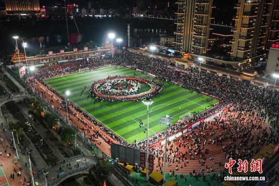 图为演职人员和观众同跳多耶舞。（无人机照片）