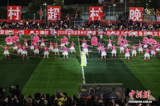 图为侗族歌手杨春念在演唱歌曲《侗歌声声唱给党》。