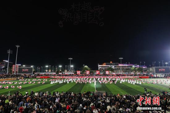 图为无人机编队呈现的“村超，热闹非凡”。