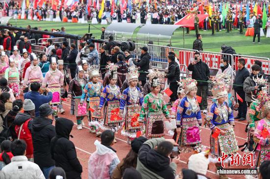 图为开幕式前的村超大巡游。