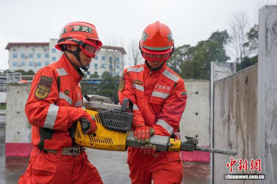 1月3日，操作内燃凿岩机训练。 吴哲明 摄
