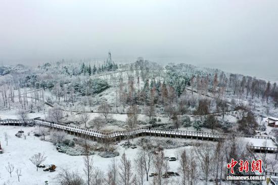 图为1月4日，航拍威宁自治县草海北坡生态公园内雪景。陈逍 摄