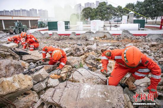 1月3日，人工搜索训练。 侯鲁晋 摄