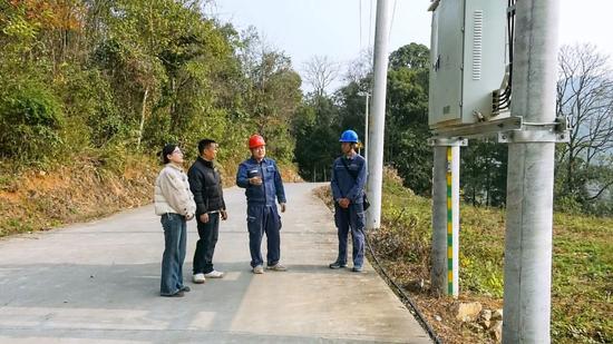 凤冈供电局跟进变压器安装，及时解决企业用电需求。卢永  摄