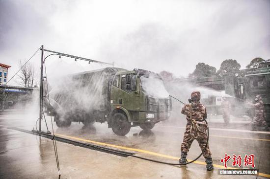 1月4日，开展洗消作业训练。 归王彬 摄