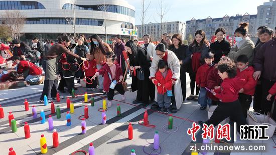 孩子们在参加套圈游戏。张斌供图