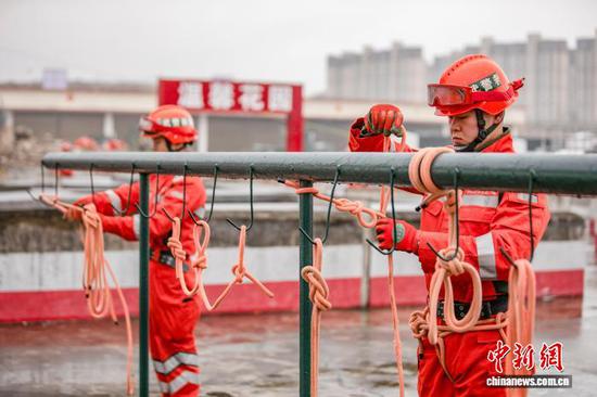 1月3日，绳结制作训练。 杨光宇 摄