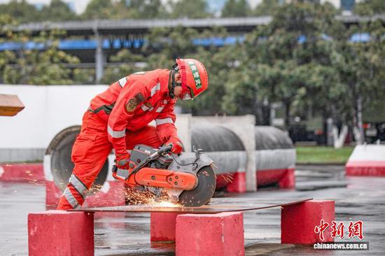 1月3日，内燃无齿锯操作与使用训练。 吴哲明 摄