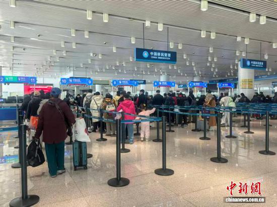 图为边检现场。（天津东疆边检站供图）