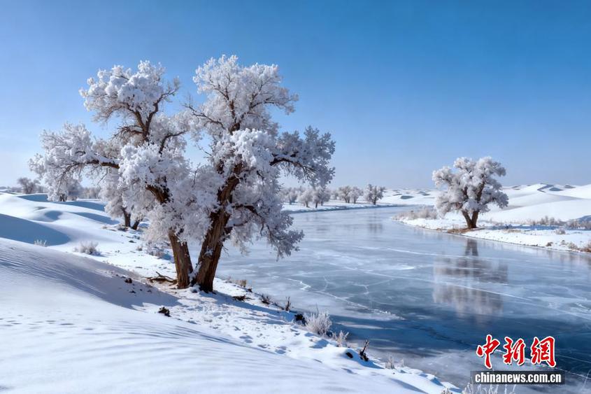 新疆塔克拉玛干沙漠现雪后壮美景观