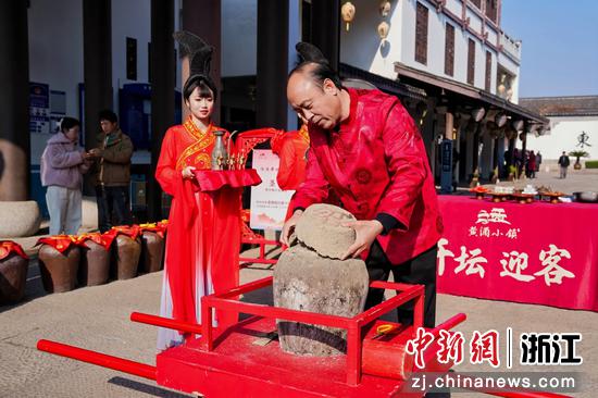 老酒开坛。绍兴黄酒小镇管委会&nbsp;供图