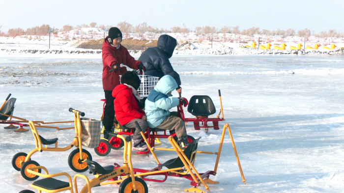 孩子们在无动力乐园体验滑冰的快乐。