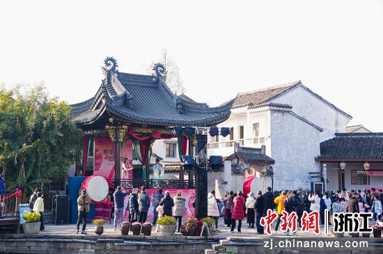 游客体验小镇风情。绍兴黄酒小镇管委会&nbsp;供图