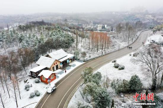 图为1月4日，航拍威宁自治县草海北坡生态公园内雪景。陈逍 摄