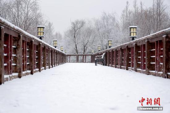 贵州威宁：高原小城迎初雪 冬景如画
