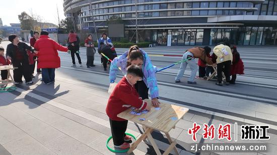 孩子们在参加套圈游戏。张斌供图