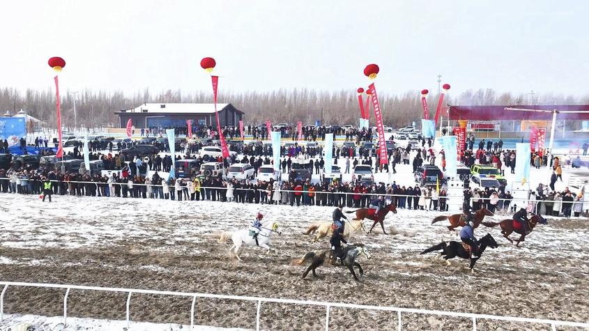 全疆各地70余名骑手集结 精河县第四届雪地赛马会开跑