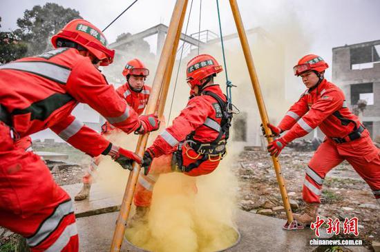 1月3日，竖井救助训练。 吴哲明 摄