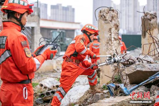 1月3日，液压剪断器操作与使用训练。 王冠程 摄