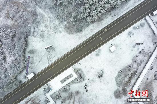 图为1月4日，航拍威宁自治县草海北坡生态公园内雪景。陈逍 摄