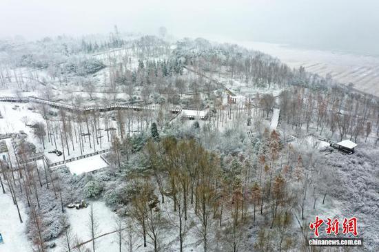 图为1月4日，航拍威宁自治县草海北坡生态公园内雪景。陈逍 摄