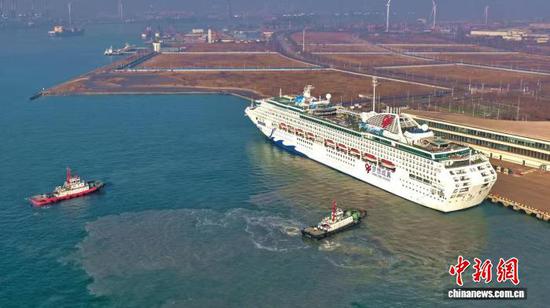 1月3日，“梦想”号邮轮靠泊天津国际邮轮母港，标志着天津口岸2026年邮轮航季正式拉开序幕。（天津东疆边检站供图）