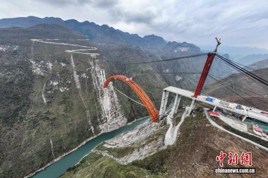 图为航拍合龙后的古牛河特大桥。（无人机照片）