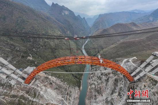 图为航拍合龙后的古牛河特大桥。（无人机照片）