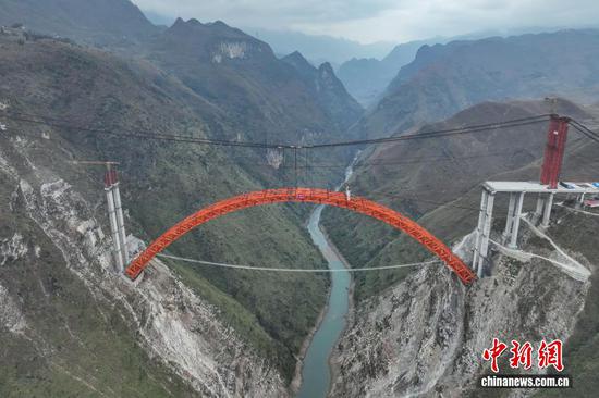 图为航拍合龙后的古牛河特大桥。（无人机照片）