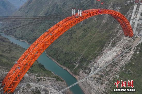 图为航拍合龙后的古牛河特大桥。（无人机照片）
