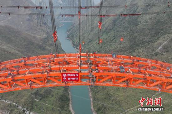 图为航拍合龙后的古牛河特大桥。（无人机照片）