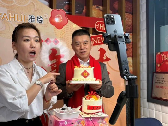 于敬才在直播。

