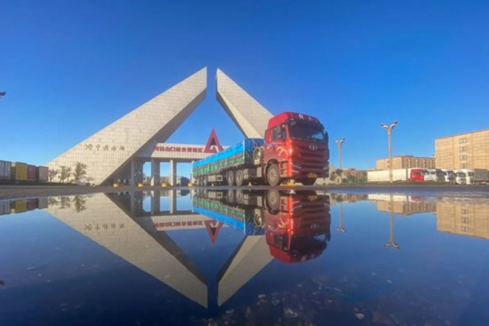 一辆满载货物的车辆从阿拉山口综合保税区门口驶出（资料图）。

