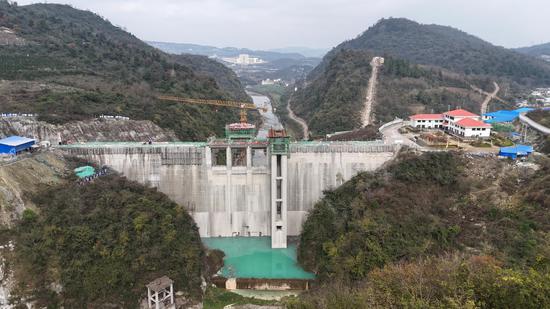 息烽县两岔河水库大坝封顶。路义明 摄 息烽县两岔河水库大坝封顶。路义明 摄