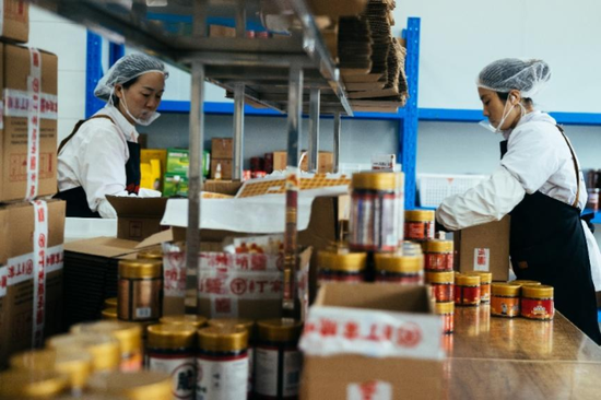 ▲贵州脆哨通过110g小包装产品,成功打开江浙沪市场。(张建摄) ▲贵州脆哨通过110g小包装产品,成功打开江浙沪市场。(张建摄)