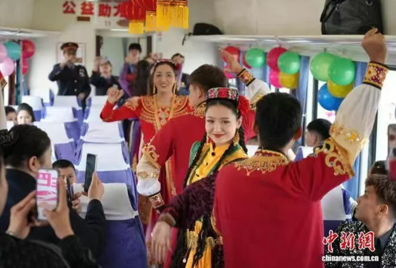 新疆这趟慢火车为何深受老百姓喜欢？