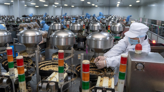 ▲在新电商加持下三只松鼠的坚果等产品加速奔赴全国。(祝亮摄) ▲在新电商加持下三只松鼠的坚果等产品加速奔赴全国。(祝亮摄)