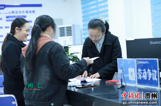 工作人员给群众解答劳动争议问题。张美摄