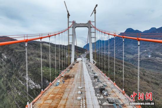 1月6日，航拍主体工程完工的天门特大桥。近日，贵州安（顺）盘（州）高速公路天门特大桥主体工程完工，目前已进入桥面附属设施安装工作。该大桥位于贵州省六盘水市境内，横跨北盘江大峡谷。大桥全长1553米，为主跨820米的钢桁梁悬索桥，桥面至江面高度为560米，相当于200层楼高，建成后将成为峡谷地区世界第三高桥、世界最高双向六车道钢桁梁悬索桥。