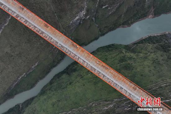 1月6日，航拍主体工程完工的天门特大桥。近日，贵州安（顺）盘（州）高速公路天门特大桥主体工程完工，目前已进入桥面附属设施安装工作。该大桥位于贵州省六盘水市境内，横跨北盘江大峡谷。大桥全长1553米，为主跨820米的钢桁梁悬索桥，桥面至江面高度为560米，相当于200层楼高，建成后将成为峡谷地区世界第三高桥、世界最高双向六车道钢桁梁悬索桥。