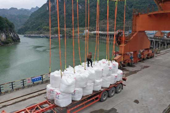 余庆县沙湾码头正在卸载货物。王杰拍摄。 余庆县沙湾码头正在卸载货物。王杰拍摄。