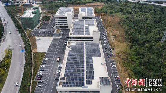 清镇供电局技术支持助力清镇经开区首个分布式光伏项目并网供电。