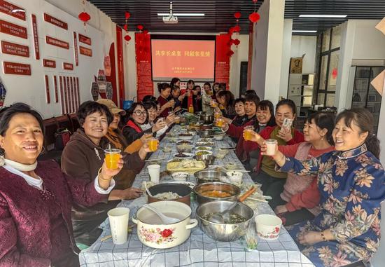 嘉澜社区各族居民共品长桌宴 张婷 摄