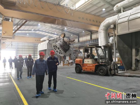 清镇供电局上门为企服务。