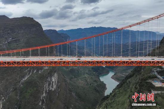 1月6日，航拍主体工程完工的天门特大桥。近日，贵州安（顺）盘（州）高速公路天门特大桥主体工程完工，目前已进入桥面附属设施安装工作。该大桥位于贵州省六盘水市境内，横跨北盘江大峡谷。大桥全长1553米，为主跨820米的钢桁梁悬索桥，桥面至江面高度为560米，相当于200层楼高，建成后将成为峡谷地区世界第三高桥、世界最高双向六车道钢桁梁悬索桥。