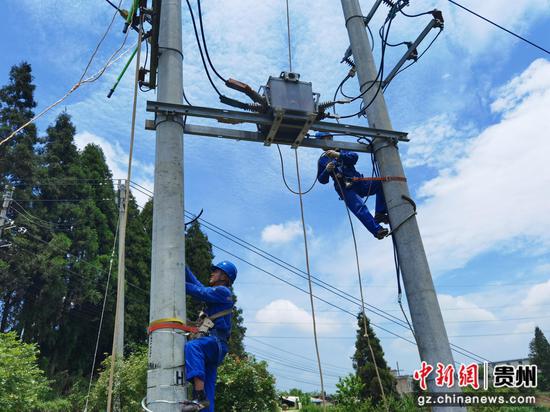 清镇供电局工作人员正在开展抢修作业。