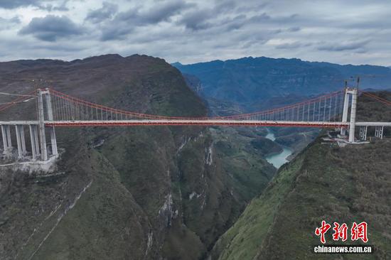 1月6日，航拍主体工程完工的天门特大桥。近日，贵州安（顺）盘（州）高速公路天门特大桥主体工程完工，目前已进入桥面附属设施安装工作。该大桥位于贵州省六盘水市境内，横跨北盘江大峡谷。大桥全长1553米，为主跨820米的钢桁梁悬索桥，桥面至江面高度为560米，相当于200层楼高，建成后将成为峡谷地区世界第三高桥、世界最高双向六车道钢桁梁悬索桥。
