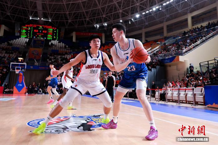 新疆男篮球员阿不都沙拉木(右)在比赛中持球进攻。卢鹏儒 摄