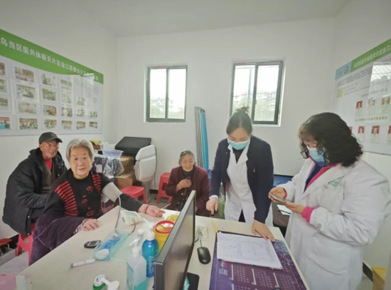 居民在健康小屋测量血压